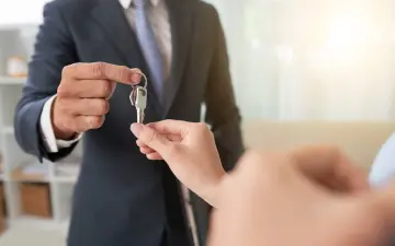 تحظى المعاملات العقارية بمختلف أنواعها باهتمام حكومي كبير منها معاملات الوكيل العقاري