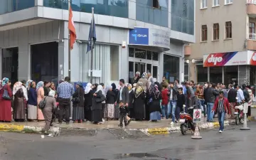 تتيح الخدمة الإلكترونية تقديم الطلب ومتابعة النتيجة.