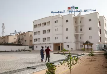 تقدم مدارس المعارف الدعم المالي من خلال المنح التعليمية والدعم العيني