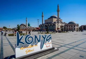 تتمتع قونيا بموقع استراتيجي حيث تقع في وسط الأناضول