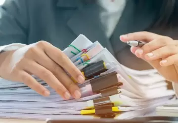 تمنح الإقامة الإنسانية من قبل إدارة الهجرة في الولاية بموافقة وزارة الداخلية