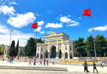 ميدان بايزيد واحد من أشهر الميادين العامة في اسطنبول