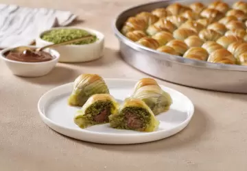 تصنع البقلاوة التركية من عجينة فيلو مكونة من عدة طبقات