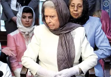 ملكة بريطانيا إليزابيث الثانية ترتدي الحجاب أثناء زيارتها لأحد المساجد في تركيا عام 2008