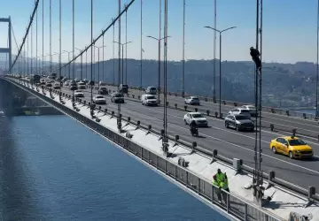 تمر جسور إسطنبول من فوق مضيق البوسفور