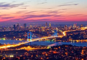 صورة ليلية لإحدى مناطق إسطنبول