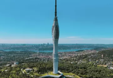 يبلغ طول برج تشامليجا 369 مترا بارتفاع 587 مترا فوق مستوى سطح البحر