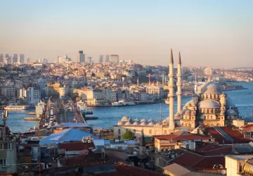 تطورت مدينة إسطنبول في ظل حكم العديد من الدول في التاريخ