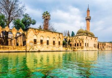 بحيرة السمك Balıklıgöl إحدى أبرز معالم شانلي أورفا