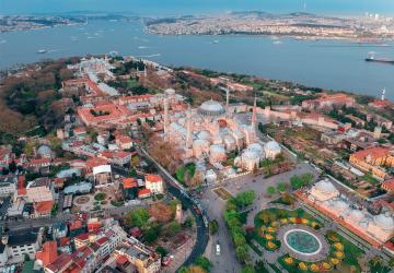 تنقسم تركيا بشكل رئيسي إلى سبع مناطق