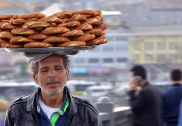 يتناول الأتراك السميت عادة بشكل مباشر مع كوب من الشاي التركي الأسود