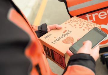 عامل من شركة Trendyol أحد عمالقة التسوق عبر الإنترنت في تركيا