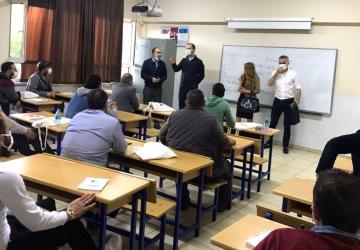 يتضمن المنهاج المقدم في دورات الاندماج مواضيع تعريفية عن الثقافة واللغة والقانون التركي