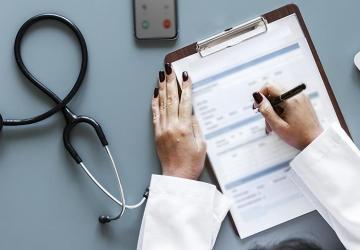 تلزم لائحة الصحة والسلامة المهنية الموظف بالحصول على التقرير الطبي قبل البدء بعمل جديد