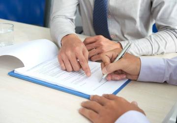 يحق للأطفال الذين يحملون تصاريح الإقامة العائلية مزاولة تعليمهم في المدارس الابتدائية والثانوية في تركيا