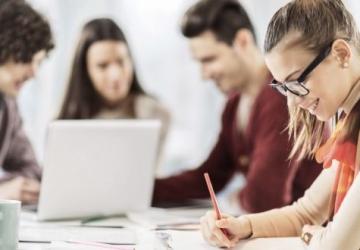 يحق للطلاب التقدم بطلب الانتقال من جامعة لأخرى عند إكمال السنة الأكاديمية الأولى على الأقل