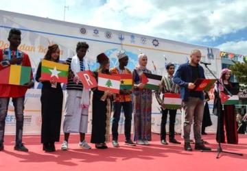 صورة لعدد من الطلبة العرب والأجانب خلال تعريفهم بدولهم باللغة التركية في إحدى الفعاليات الطلابية