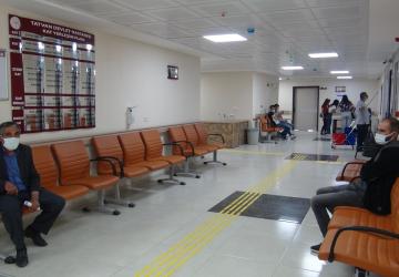 مواطنون أتراك خلال انتظارهم مواعيدهم في أحد المستشفيات الحكومية في تركيا