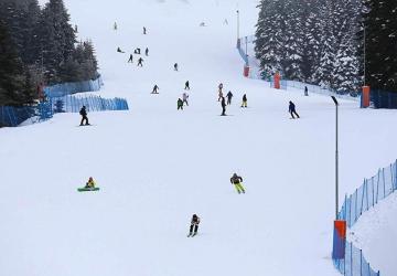 عدد من الهواة خلال ممارسة رياضة التزلج في تركيا / مركز إليقاز للتزلج-كاستمونو