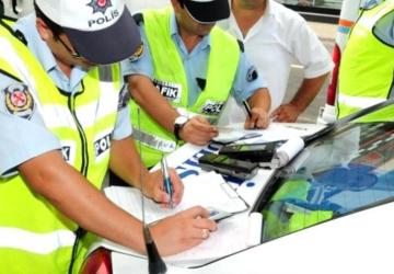 صورة توضيحية لشرطة المرور أثناء اصدار المخالفة المرورية في تركيا