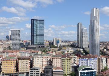 تضم شيشلي بين أبنيتها تنوعا عرقيا كبيرا يجمع الأتراك مع جنسيات متعددة