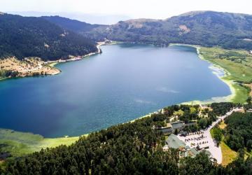 جانب من بحيرة أبانت إحدى أكثر الوجهات الطبيعية شهرة في ولاية بولو