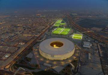 أخذ التصميم الخارجي للملعب شكل "القحفية" بهدف التعريف بالثقافة العربية لجماهير كأس العالم 2022