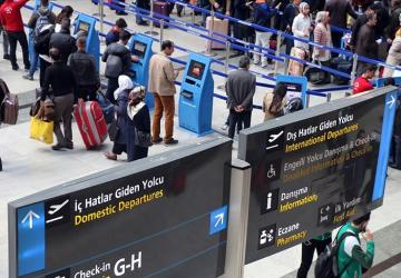 عدد من مصطلحات اللغة التركية الهامة على لوحة إرشاد في أحد المطارات