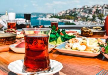 تختلف مكونات وأصناف وجبة الفطور التركي من محافظة إلى أخرى باختلاف الثقافة والعادات