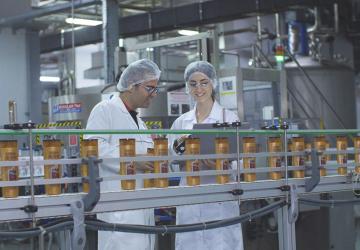 من داخل أحد مصانع مستحضرات التجميل في تركيا