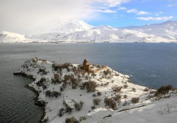 صورة لبحيرة فان بعد أن اكتست بالثلوج