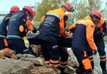 منذ اللحظة الأولى عملت أفاد AFAD على التواجد في منطقة الكارثة لإجلاء المصابين