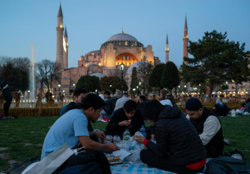 جانب من أجواء إفطارات رمضان في تركيا (حديقة عامة)