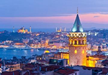 برج غلطة الشهير الذي يطل على إسطنبول ويعد من أجمل معالم تركيا