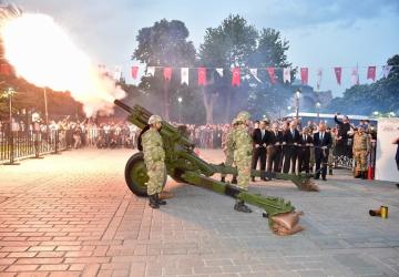إطلاق مدفع رمضان في ساحة السلطان أحمد بإسطنبول (أرشيف)