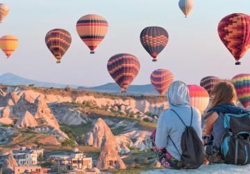 تقع كابادوكيا وسط الأناضول وتشتهر بالمناطيد التي تضفي على المدينة مناظر ساحرة
