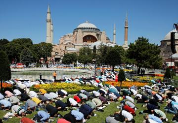 صلاة عيد الأضحى في تركيا أمام مسجد آيا صوفيا