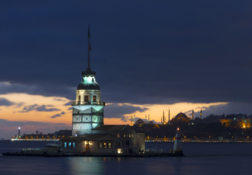 مشهد يظهر برج الفتاة في اسكودار ليلا