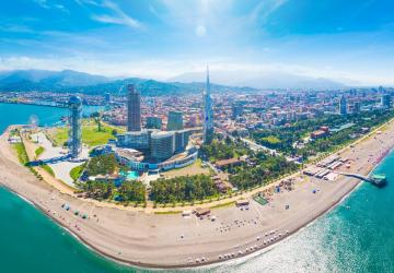 بين قارتي أوروبا وآسيا تحيط بحار تركيا بثلاث جهات