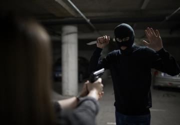 من الحقوق الأساسية للإنسان المحمية بمختلف القوانين حول العالم حق الدفاع الشرعي أو الدفاع عن النفس