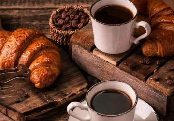 لا تتكون الرغوة في القهوة المفلترة مثل القهوة سريعة التحضير أو القهوة التركية. وعادة ما تكون سوداء اللون. 