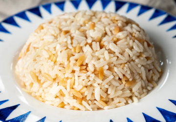 تتميز وصفات الأرز التركي بمذاق خاص ويظهر عليها لمعان الزيت والزبدة والذي يضاف بشكل ملحوظ على أطباقهم