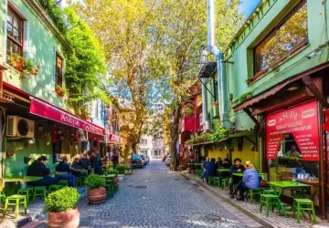 بقيت بعض أجزاء إسطنبول دافئة حيث يعرف الناس بعضهم البعض ويعيشون حياة سعيدة