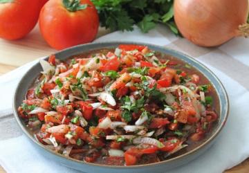 يحرص الكثيرون على تناول السلطات التركية بجانب الطعام وتتنوع أشكالها وألوانها