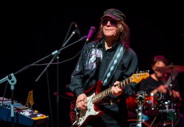 كان  المغني التركي إركين كوراي يعيش في كندا منذ فترة طويلة وجاءت وفاته عقب تعرضه لنوبة مرضية