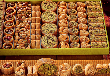 تتميز الأسواق في مختلف الولايات التركية بتنوع المحال فيها ومنها محال الحلويات العربية في غازي عنتاب