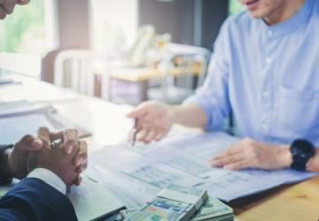 تدور تساؤلات عديدة من العرب والسوريين في تركيا عن آلية سحب الأموال من الحساب البنكي عندما يتوفى شخص ما لديه حساب مصرفي