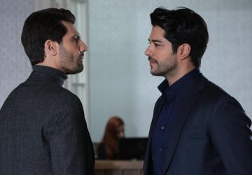 تدور أحداث المسلسل التركي حب أعمى حول شاب فقير الحال يدعى كمال