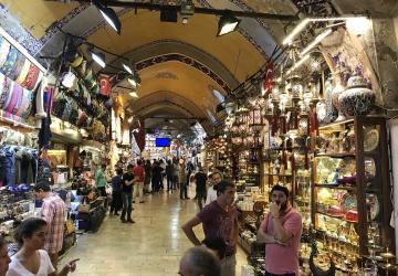 من المشاريع التي يقبل عليها الأجانب من العرب والسوريين شراء المحال التجارية في تركيا