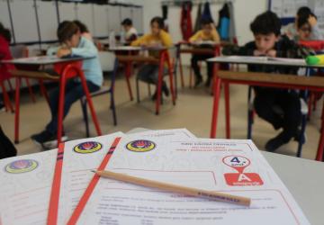 تدور التساؤلات عن قواعد الامتحانات والملابس في المدارس التركية